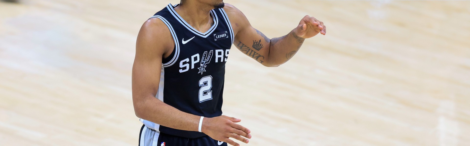 乐鱼体育官方网站-张佳玮：迪伦·哈珀是首节MVP 他攻防两端都包裹了东决MVP布伦森