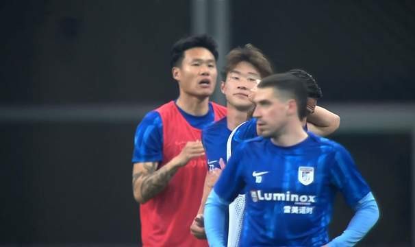 乐鱼体育app下载-李国旭下4主力，大连留力重庆 吕焯毅身体被碾压 阿利米不像外援